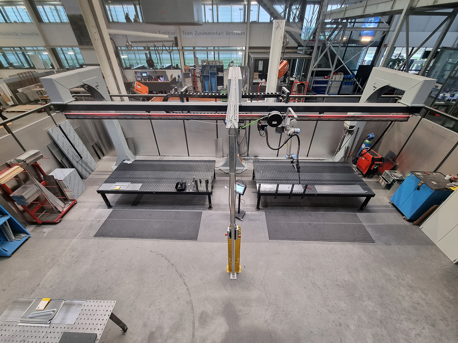 Cobot an hängender Achse bei Stebler Glashaus