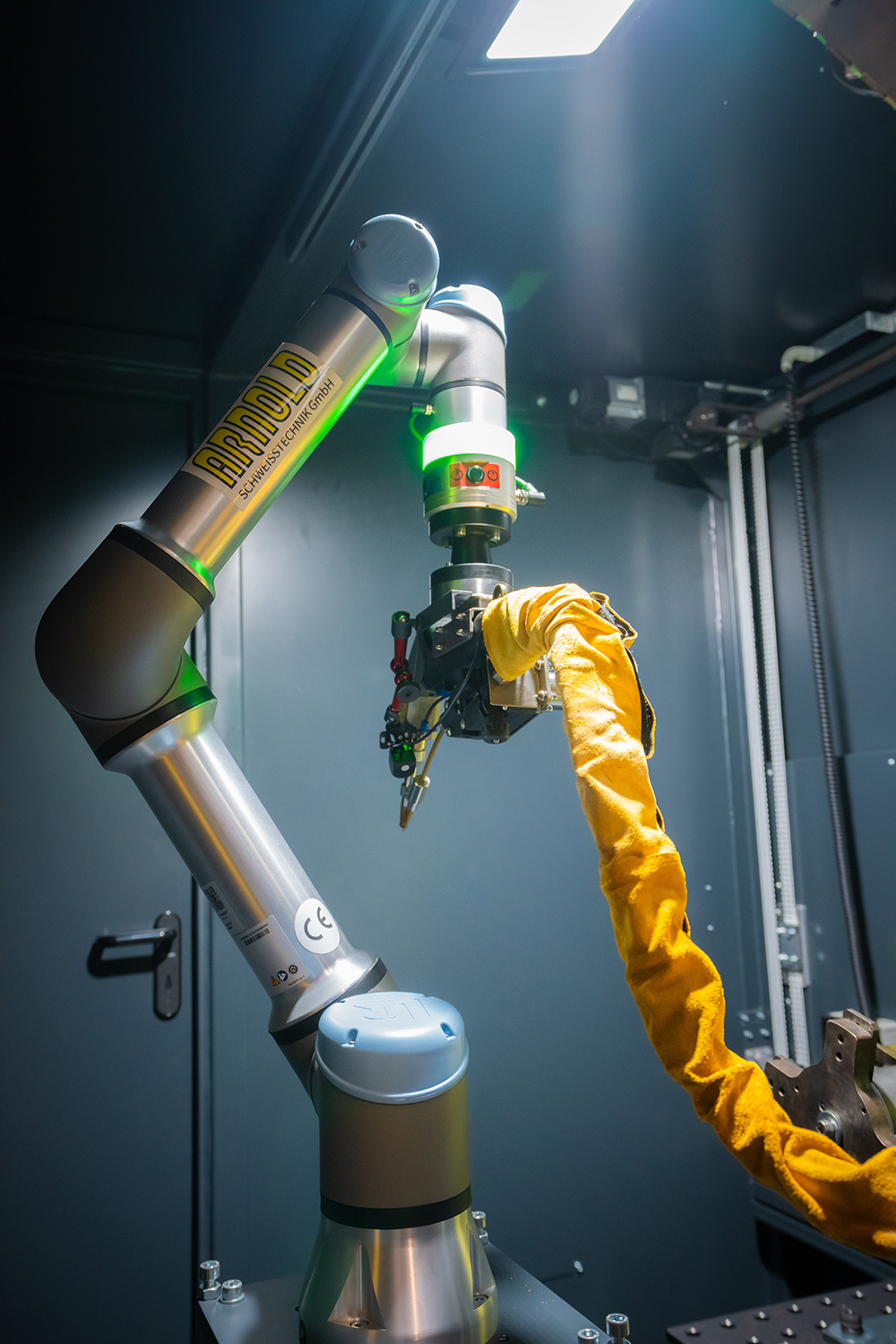 Lasercobot mit Kaltdrahtvorschub